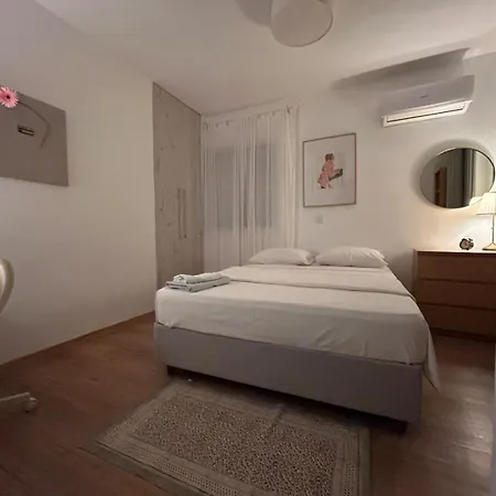 Lovely 1-bd With Patio In Center Daire *