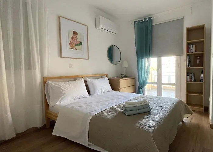 Lovely 1-bd With Patio In Center *